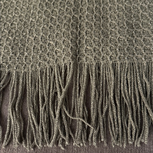 Shawl wrap very large gray with a sparkly metallic thread going through it - Picture 7 of 9